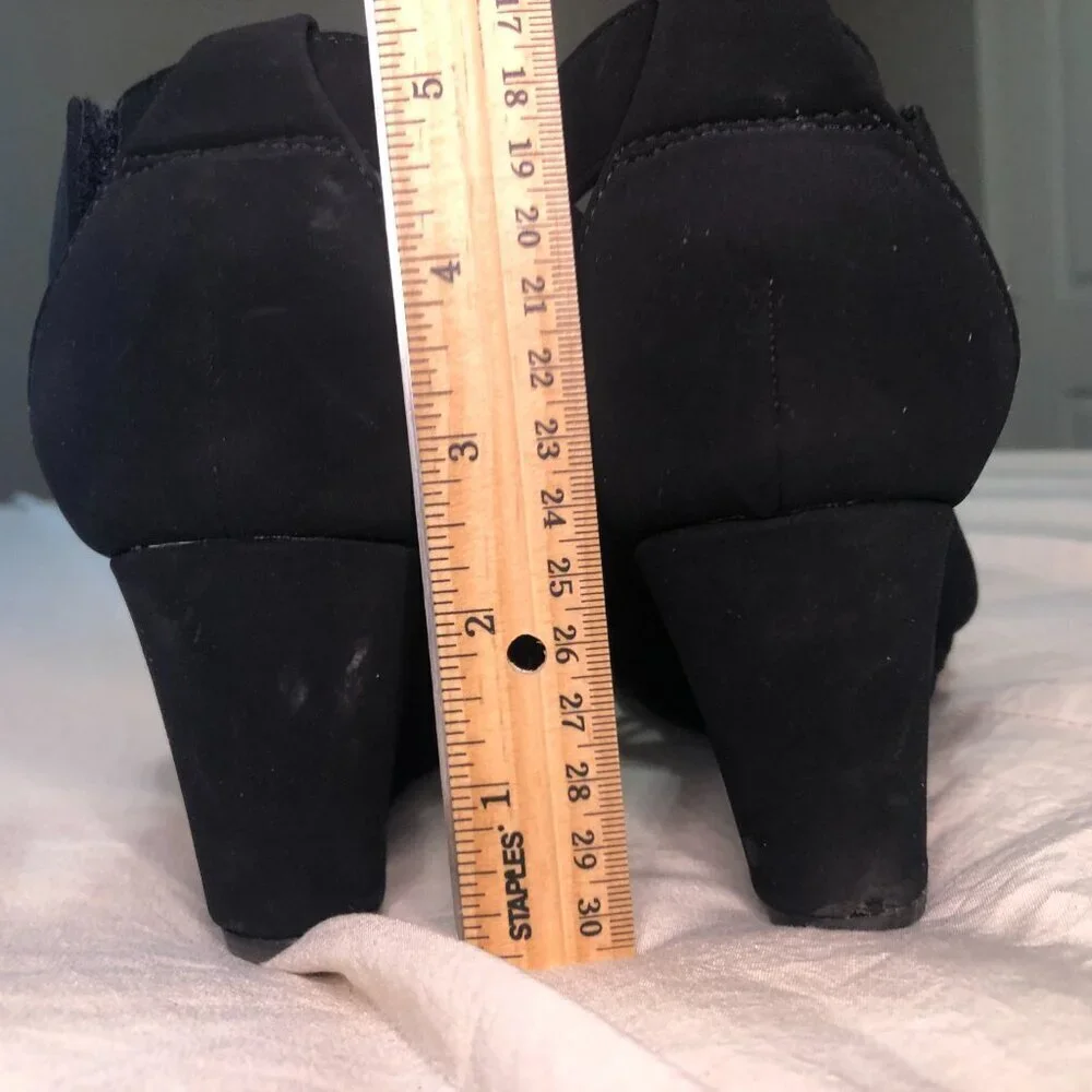 Solanz‎ Women's black faux suede open-toe wedge strappy sandals size 8M